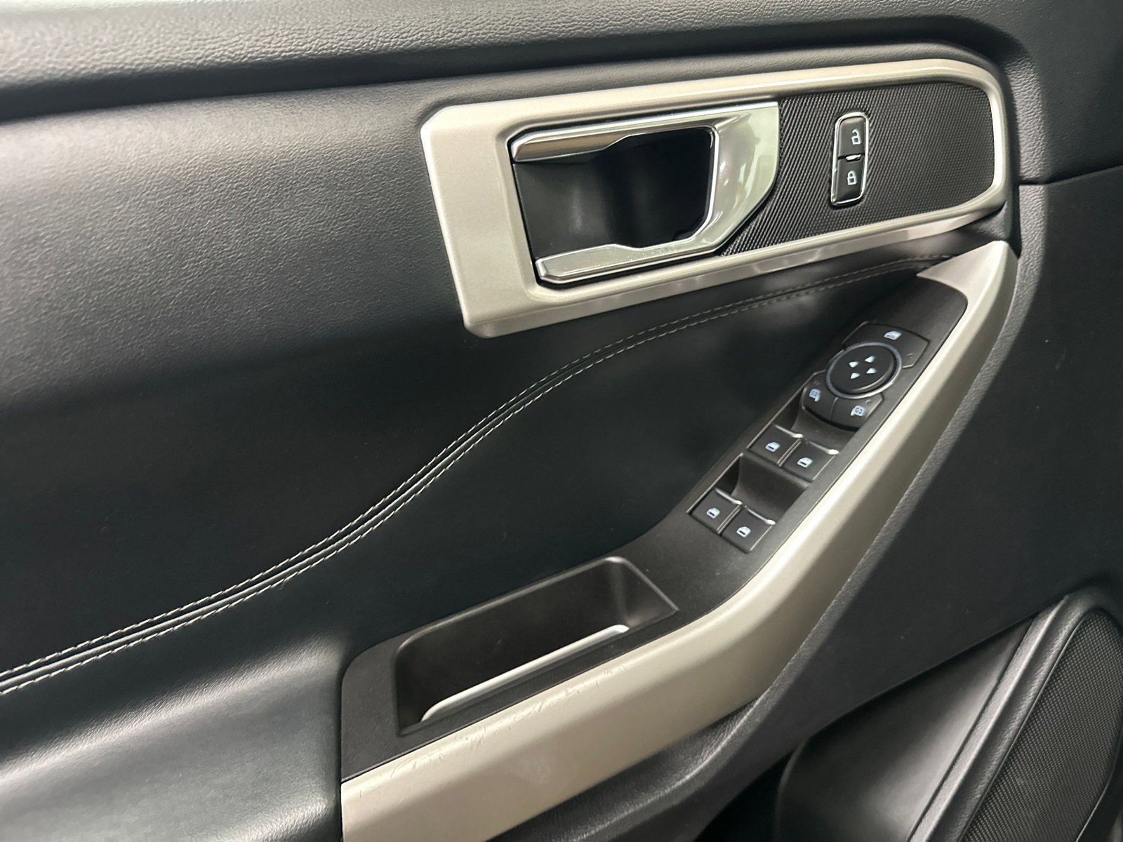 Used 2022 Ford Explorer XLT w/ Equipment Group 202A image 35