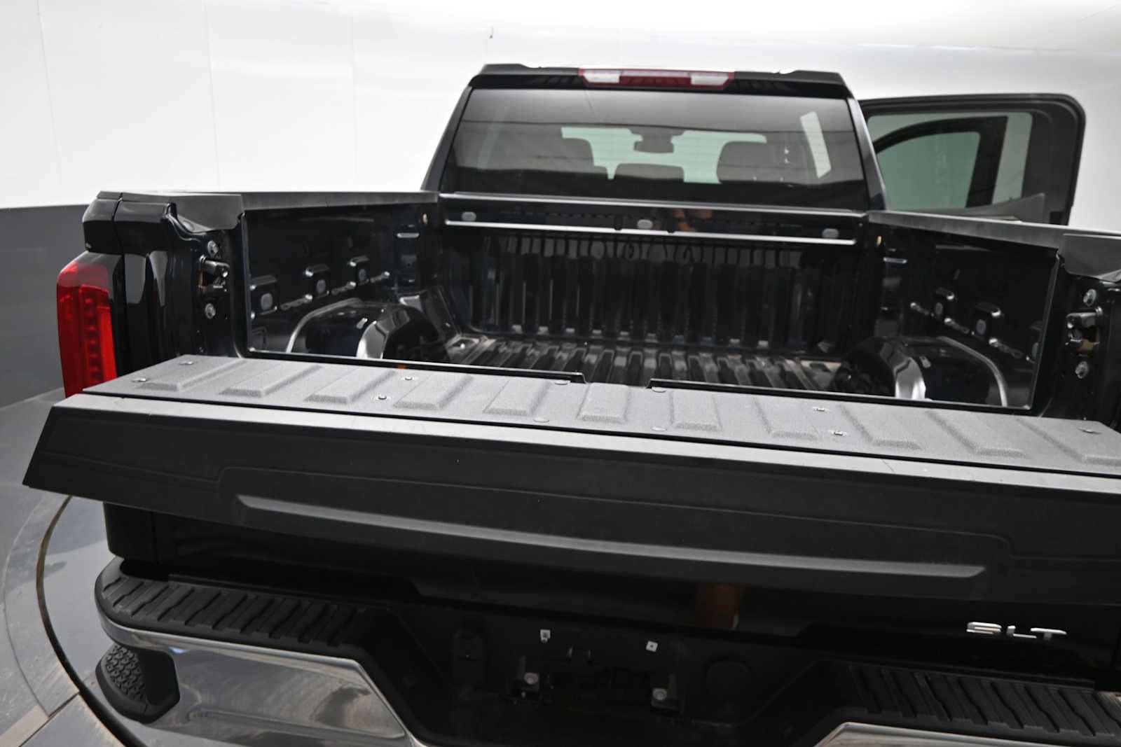 Used 2025 GMC Sierra 1500 SLT AWD/4WD image 13