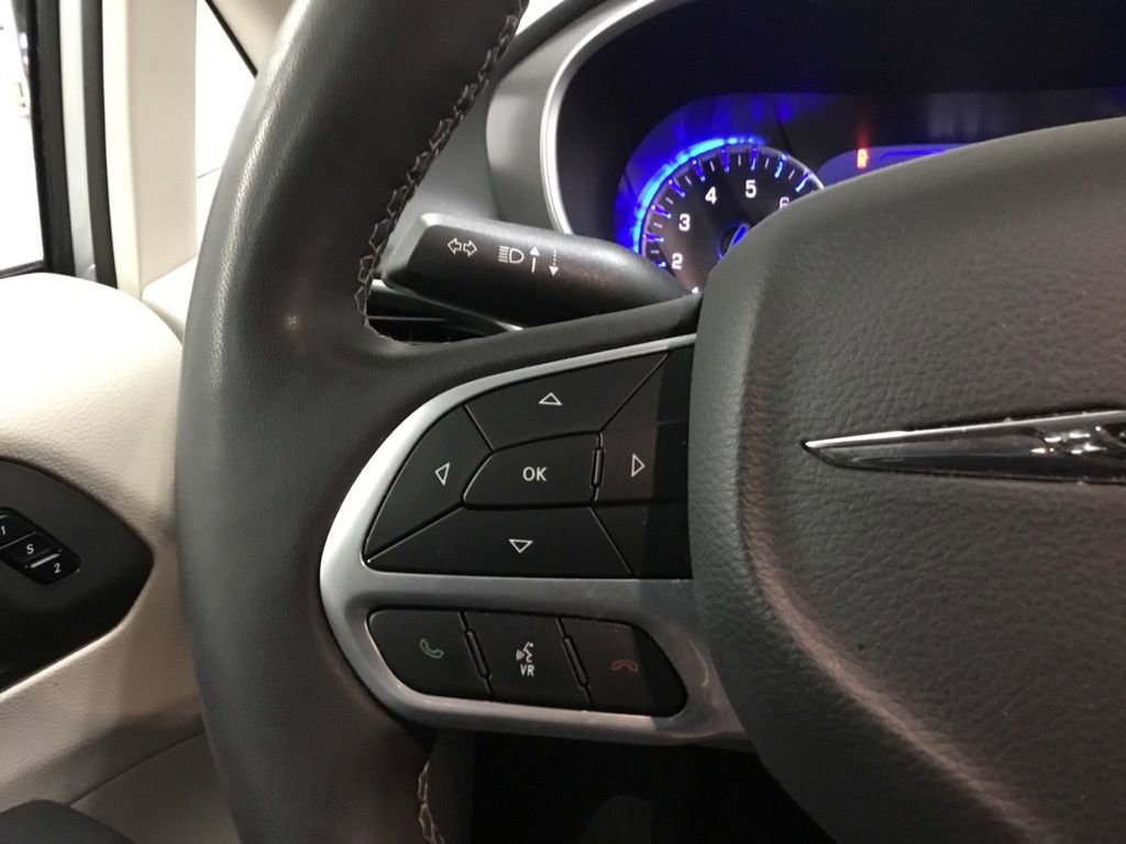 Used 2023 Chrysler Pacifica Touring-L image 38