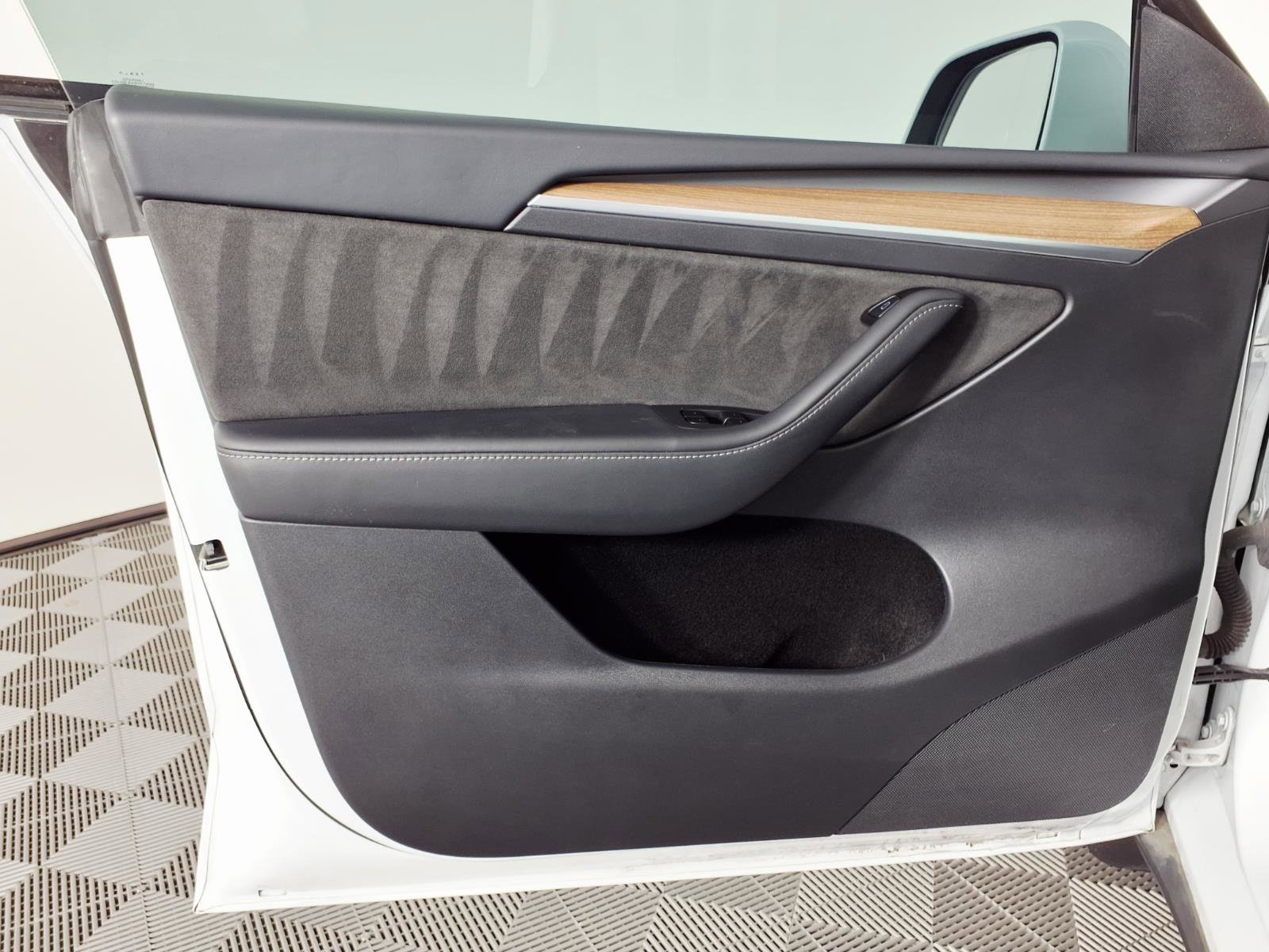 Used 2025 Tesla Model Y Long Range image 17