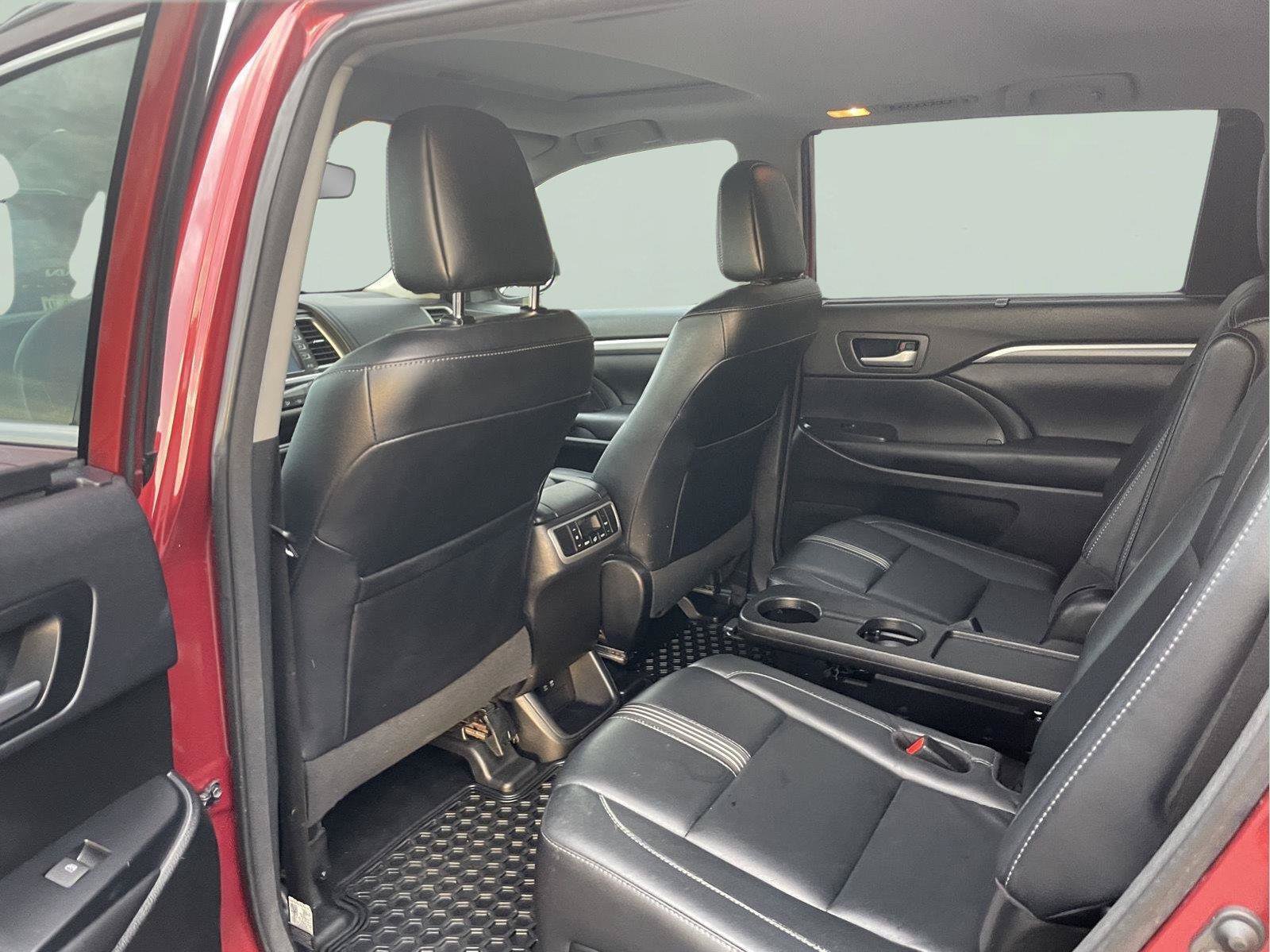 Used 2018 Toyota Highlander XLE AWD/4WD image 15