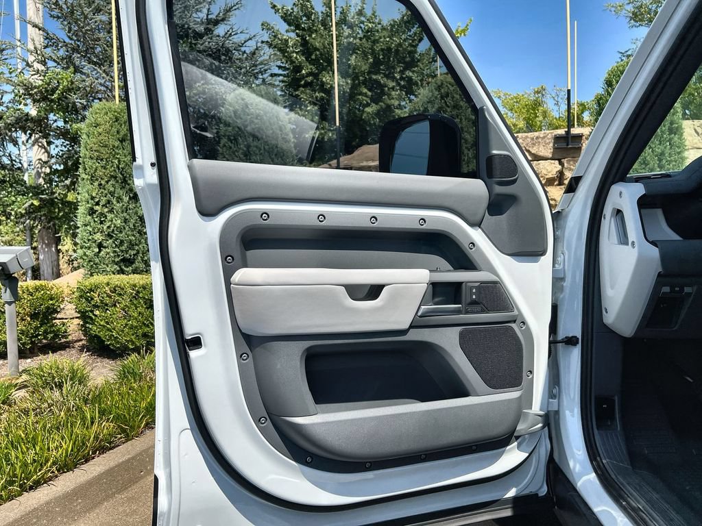 New 2026 Land Rover Defender 130 X-Dynamic SE AWD/4WD image 17