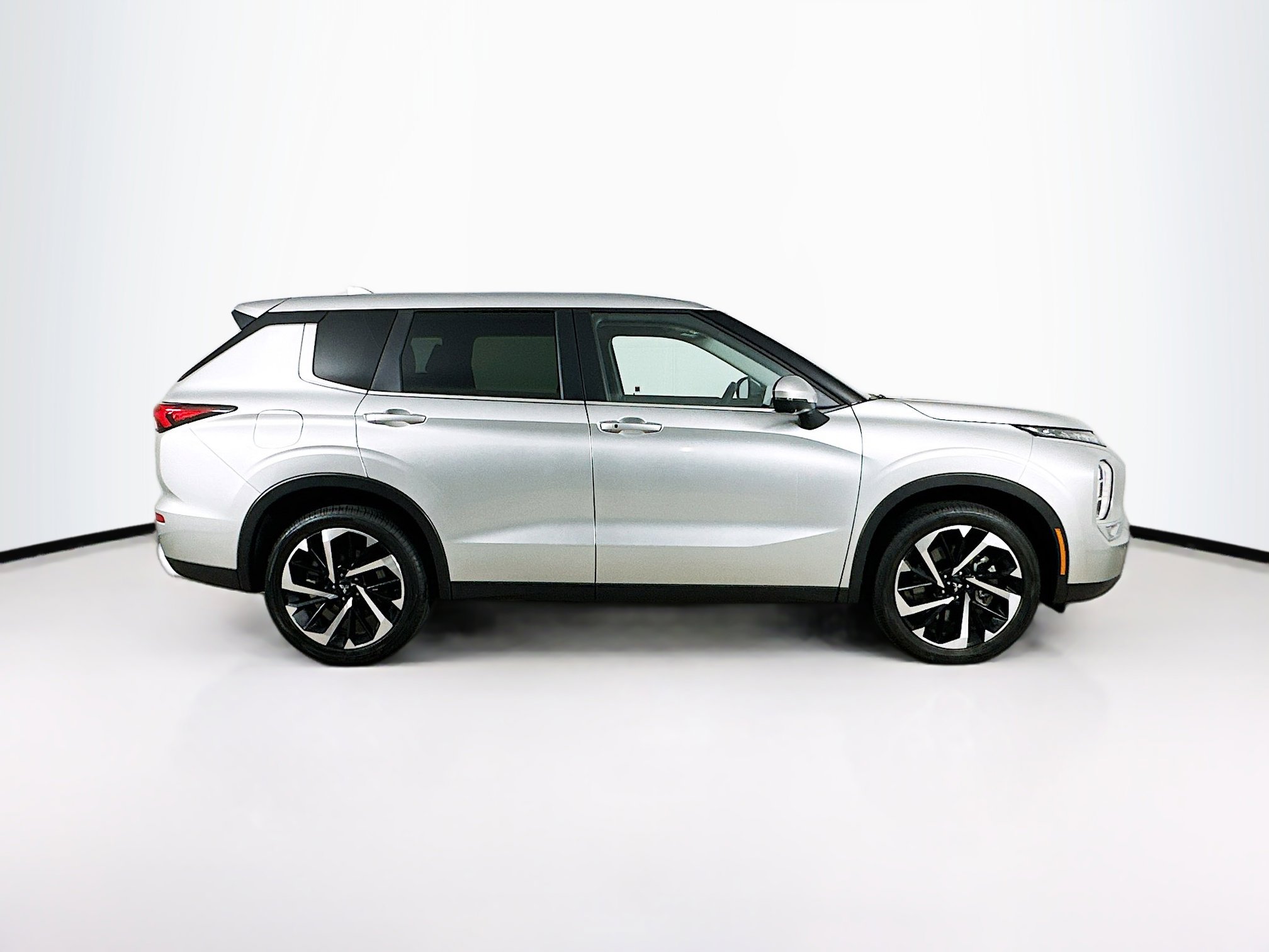 Used 2024 Mitsubishi Outlander SE image 10