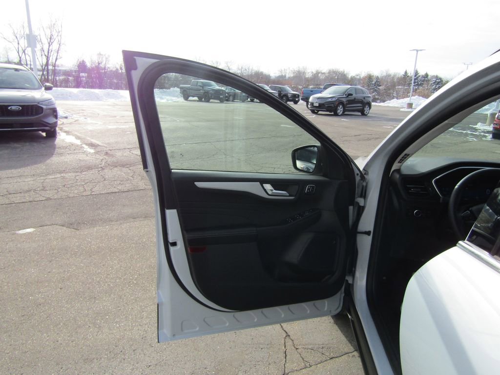 Used 2025 Ford Escape Platinum w/ Class II Trailer Tow Package image 11