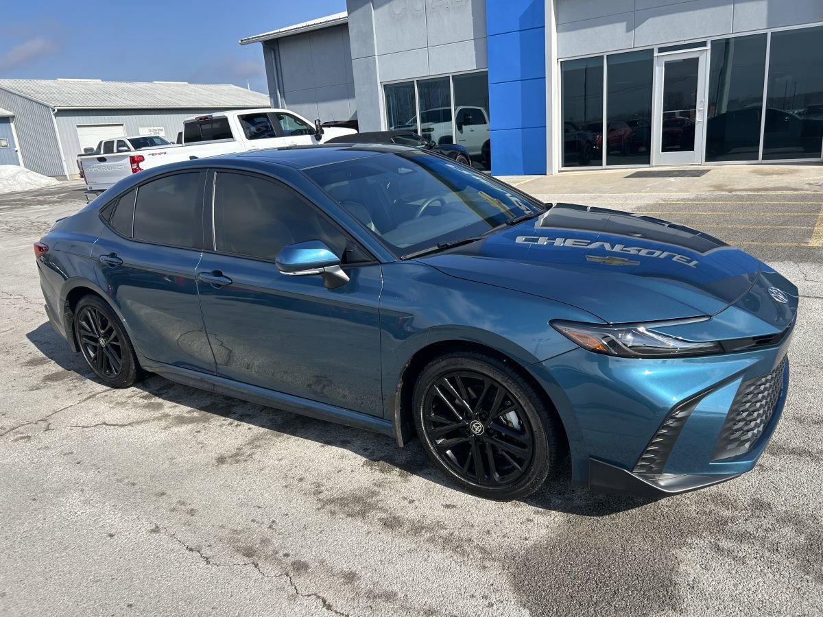 Used 2025 Toyota Camry SE w/ Convenience Package image 2