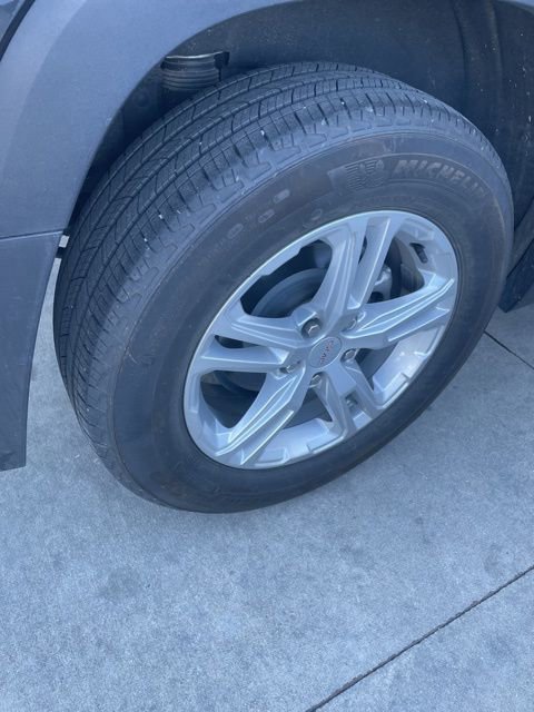 Used 2024 GMC Terrain SLE w/ Driver Convenience Package image 5