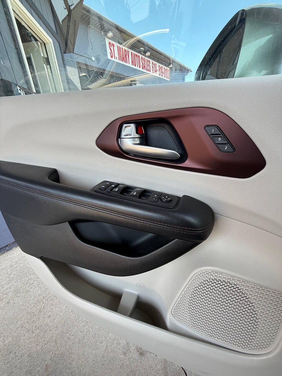 Used 2018 Chrysler Pacifica Limited w/ Tire & Wheel Group FWD image 31
