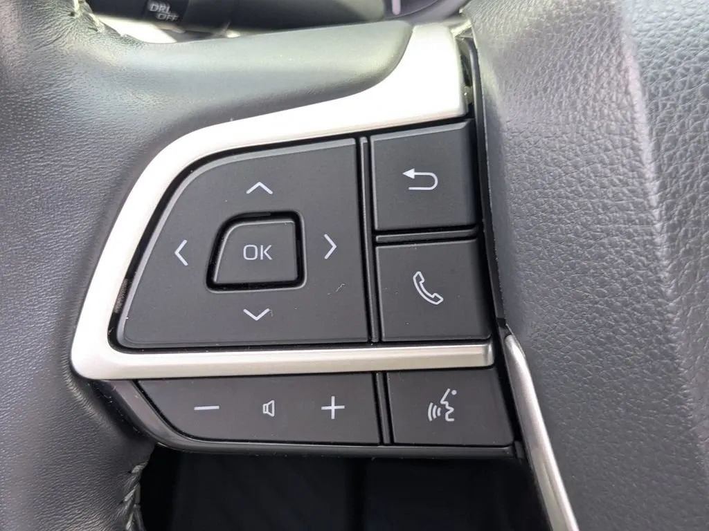Used 2023 Toyota Highlander XLE FWD image 29