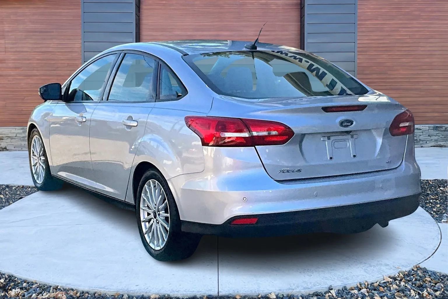 Used 2016 Ford Focus SE w/ Equipment Group 201A image 2