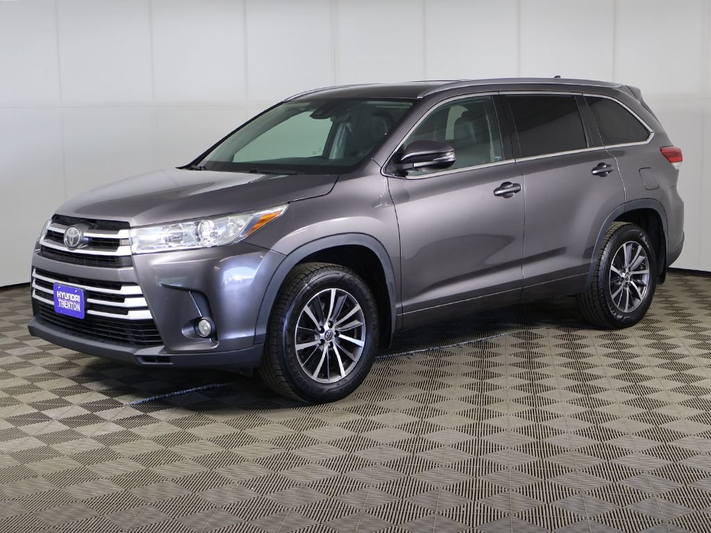 Used 2017 Toyota Highlander XLE w/ Carpet Mat Package AWD/4WD image 9