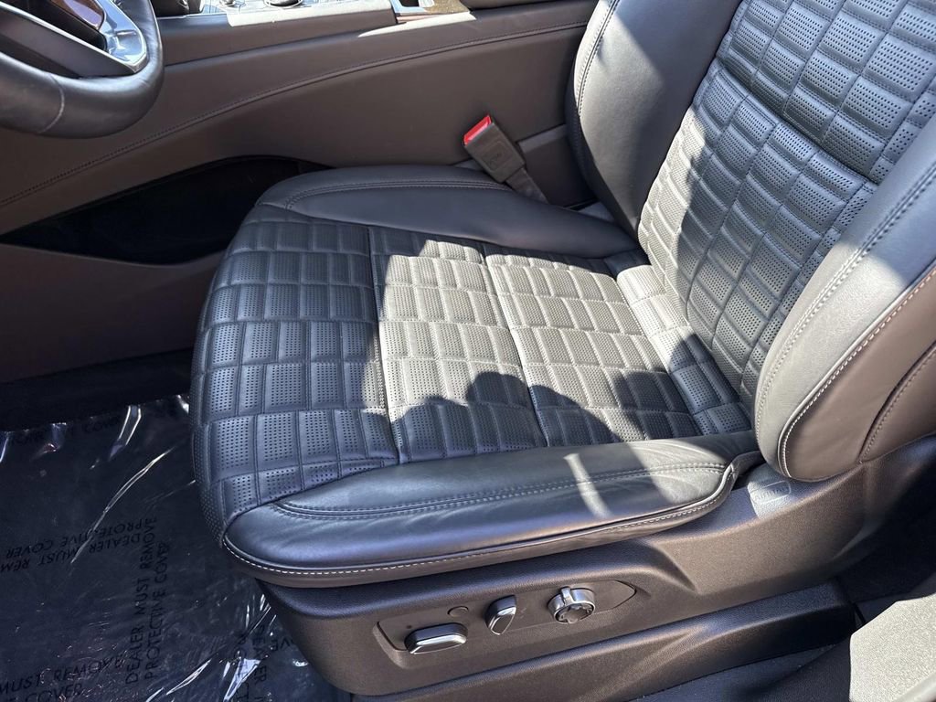 Used 2024 Cadillac Escalade Sport Platinum w/ LPO, ONYX Package image 17