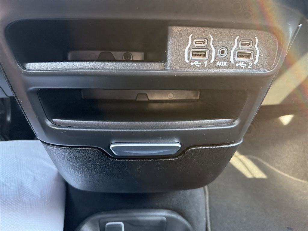 Used 2025 Chrysler Pacifica Select image 13