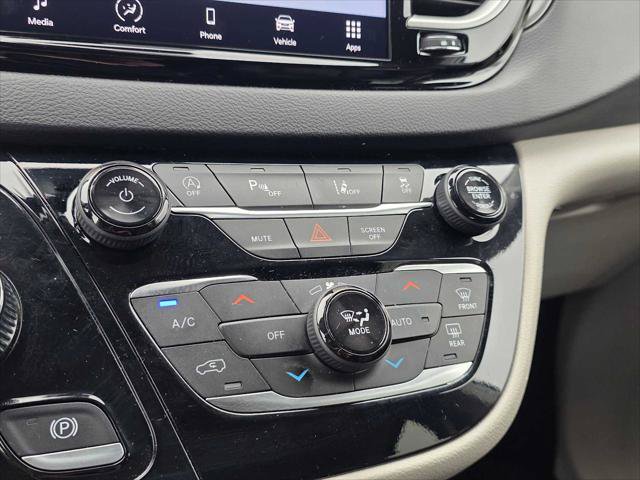 Used 2024 Chrysler Pacifica Touring-L FWD image 27