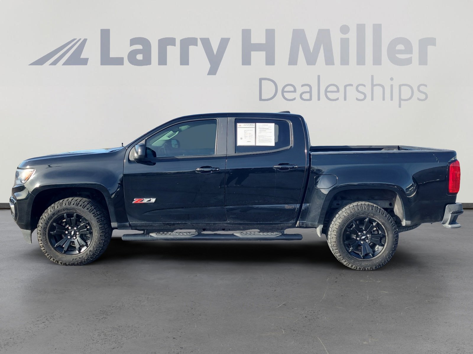 Used 2022 Chevrolet Colorado Z71 w/ Z71 Midnight Edition image 2