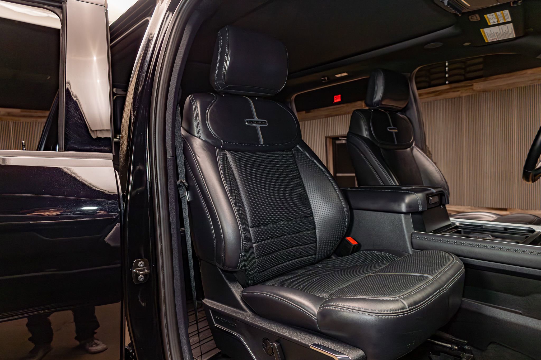 Used 2025 Ford F450 Platinum w/ FX4 Off-Road Package image 29