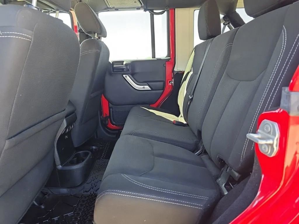 Used 2018 Jeep Wrangler Unlimited Sahara AWD/4WD image 15