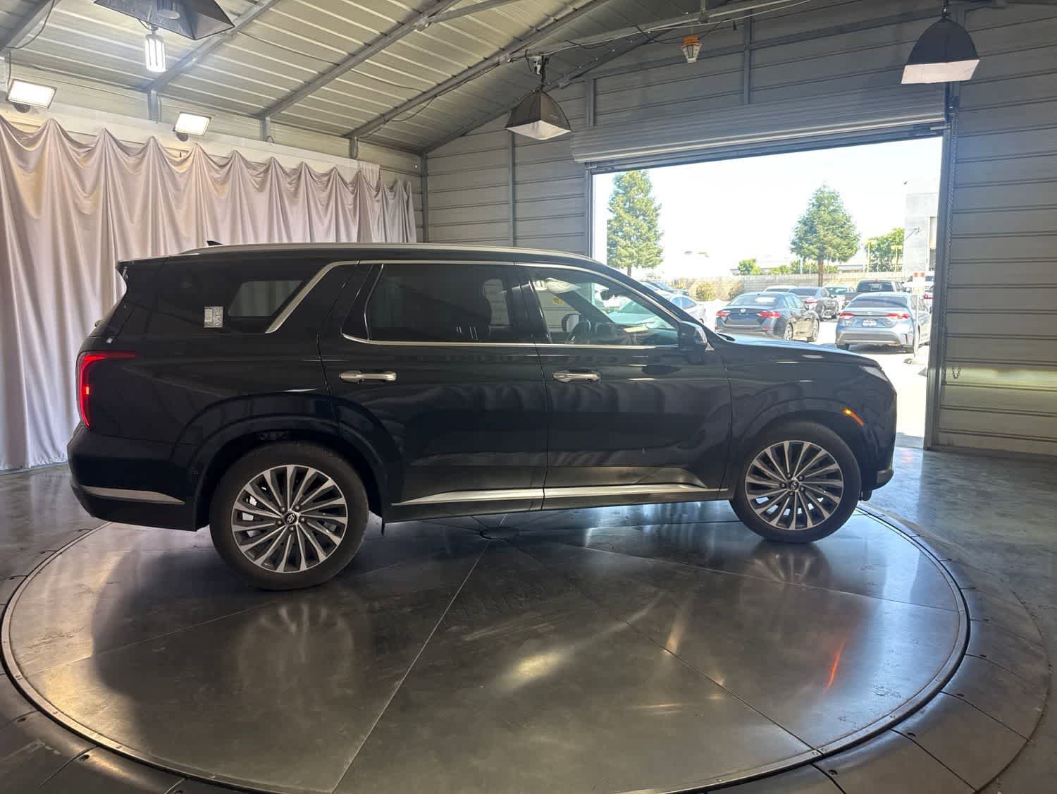 Used 2025 Hyundai Palisade Calligraphy FWD image 4