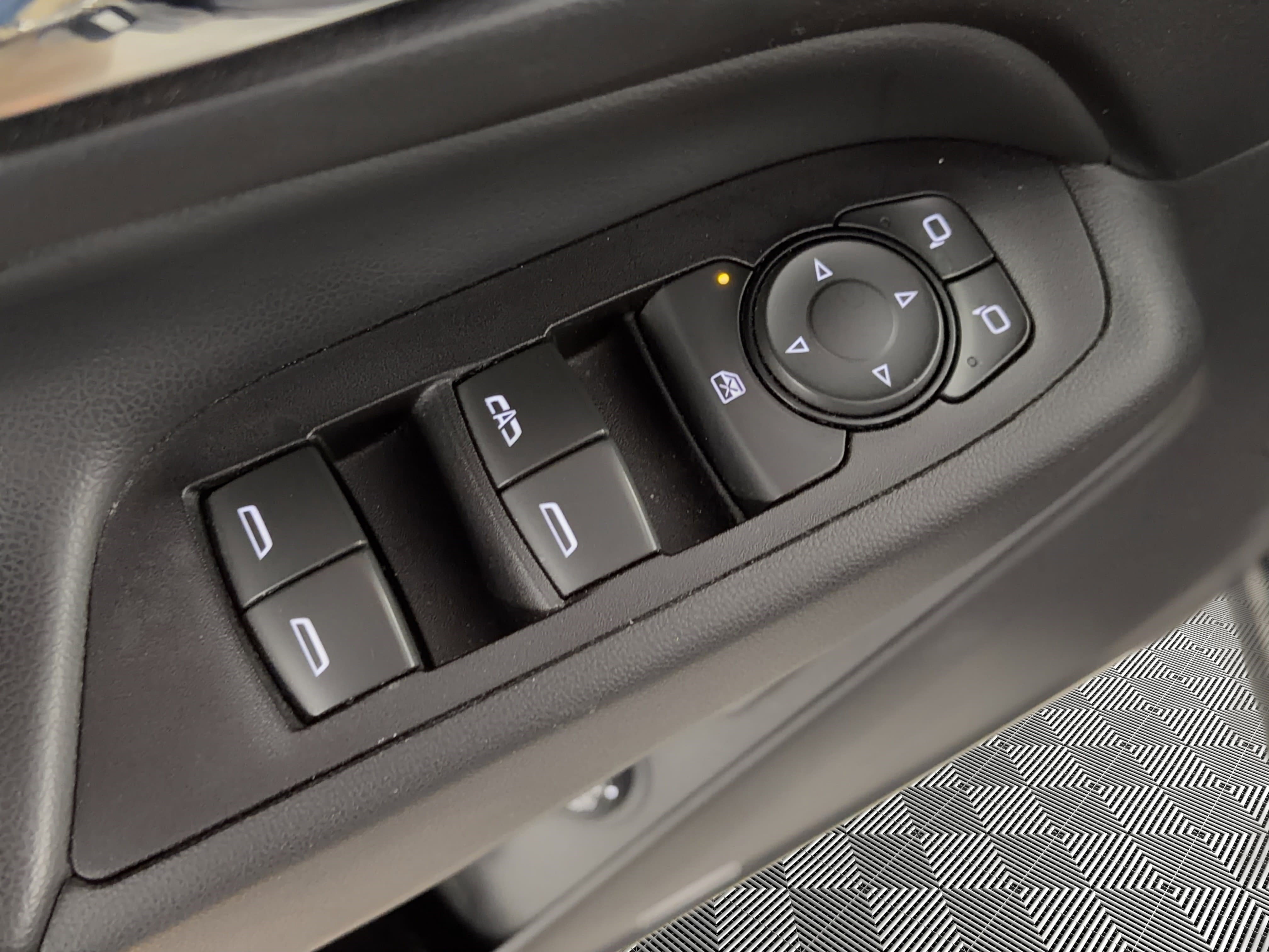 Used 2018 Chevrolet Equinox Premier FWD image 15