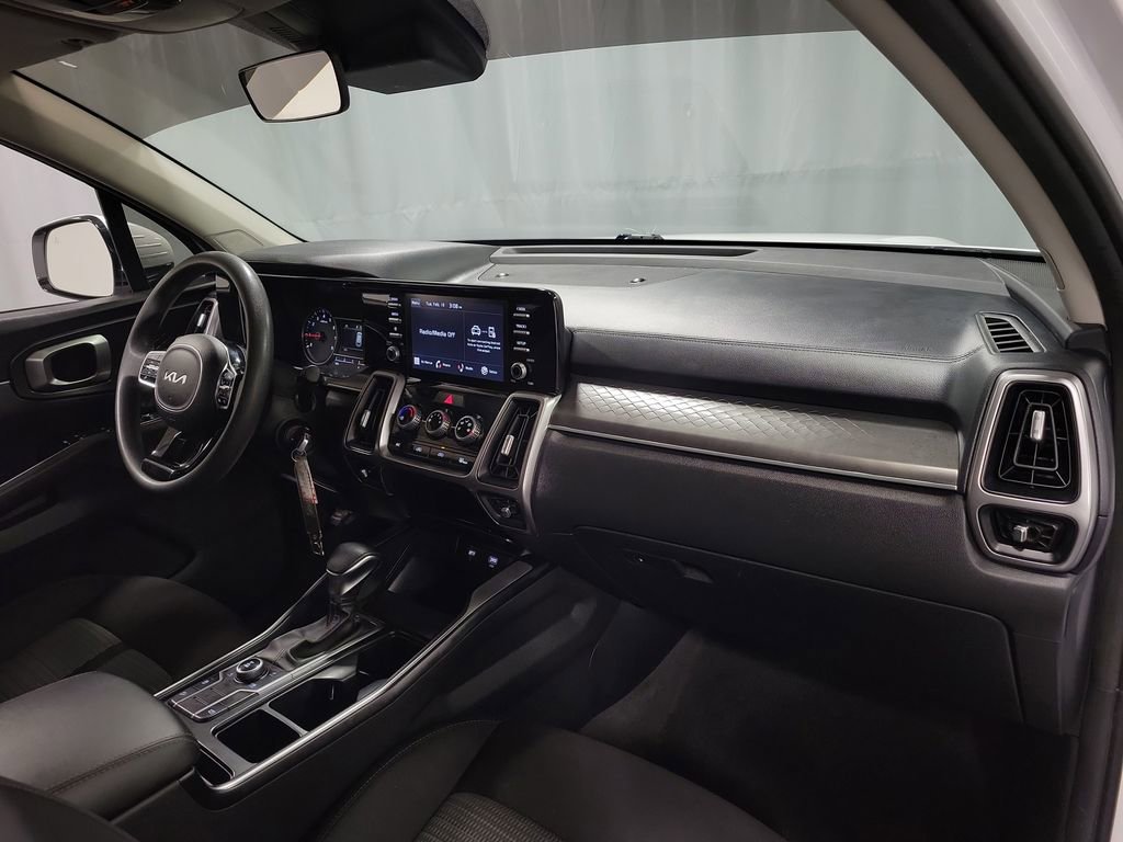 Used 2023 Kia Sorento LX image 28