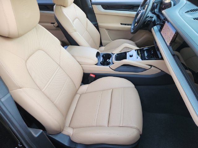 Used 2024 Porsche Cayenne AWD/4WD image 12
