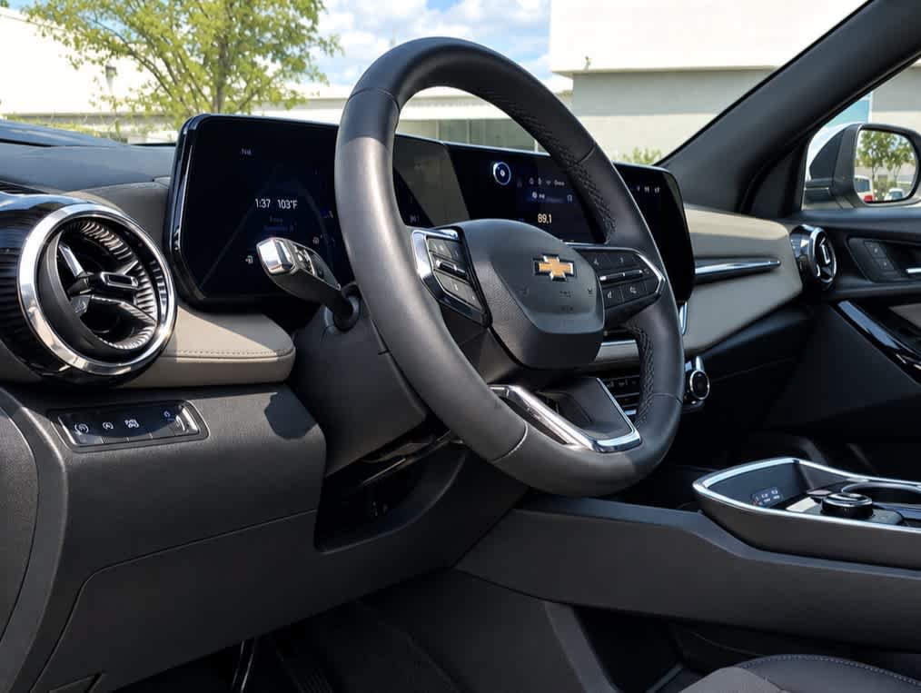 Used 2026 Chevrolet Equinox LT w/ Convenience Package II FWD image 2