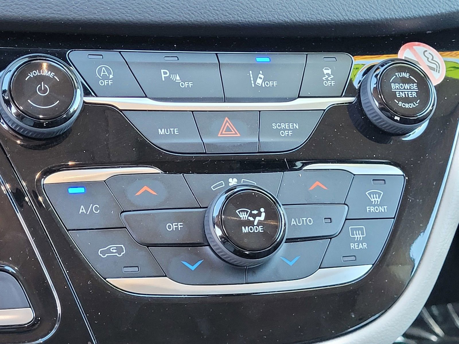 Used 2023 Chrysler Pacifica Touring-L FWD image 23