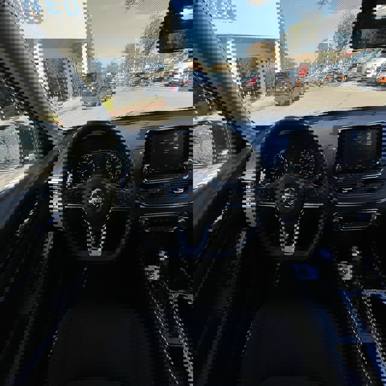 Used 2024 Nissan Altima 2.5 SV image 12