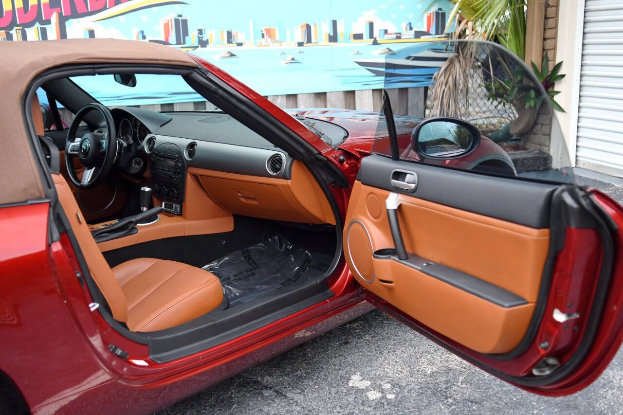Used 2006 MAZDA MX-5 Miata Grand Touring w/ Premium Pkg RWD image 39