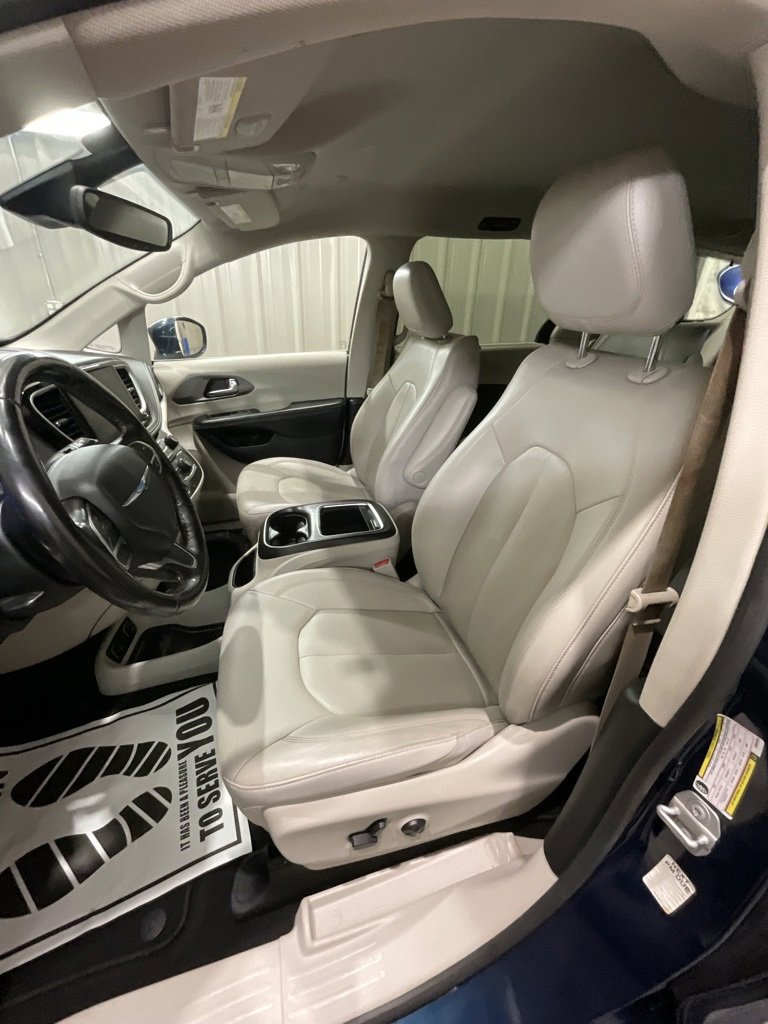 Used 2021 Chrysler Pacifica Touring-L image 10