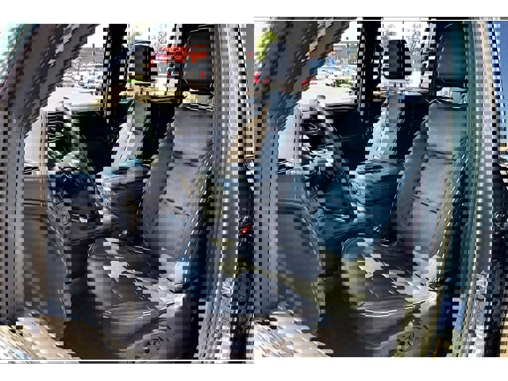 Used 2023 Chevrolet Suburban Premier image 27