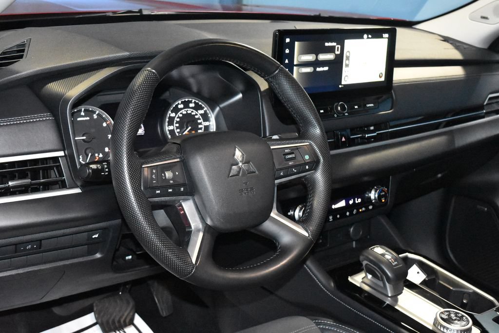 Used 2025 Mitsubishi Outlander SE AWD/4WD image 2