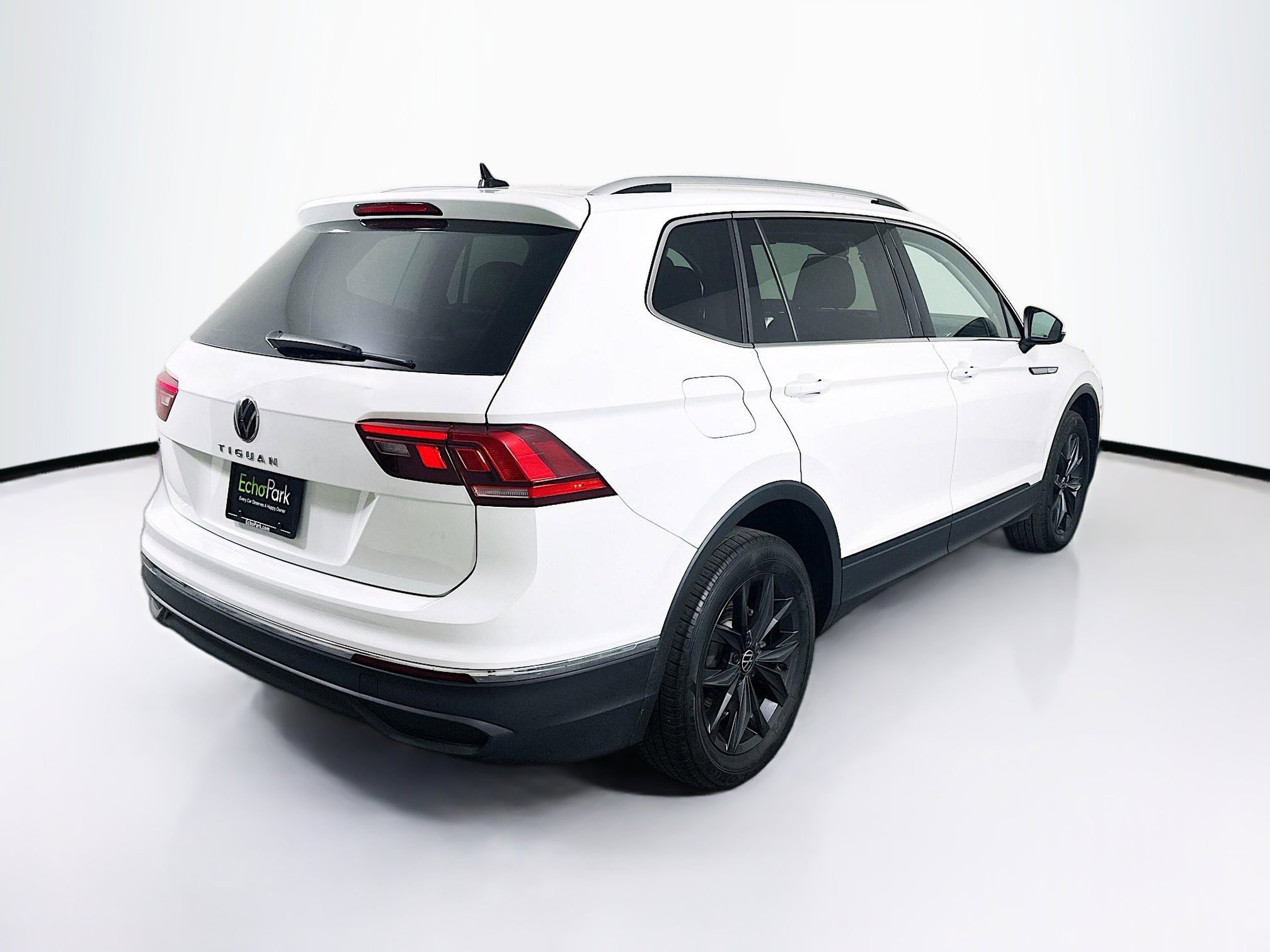 Used 2024 Volkswagen Tiguan SE image 9