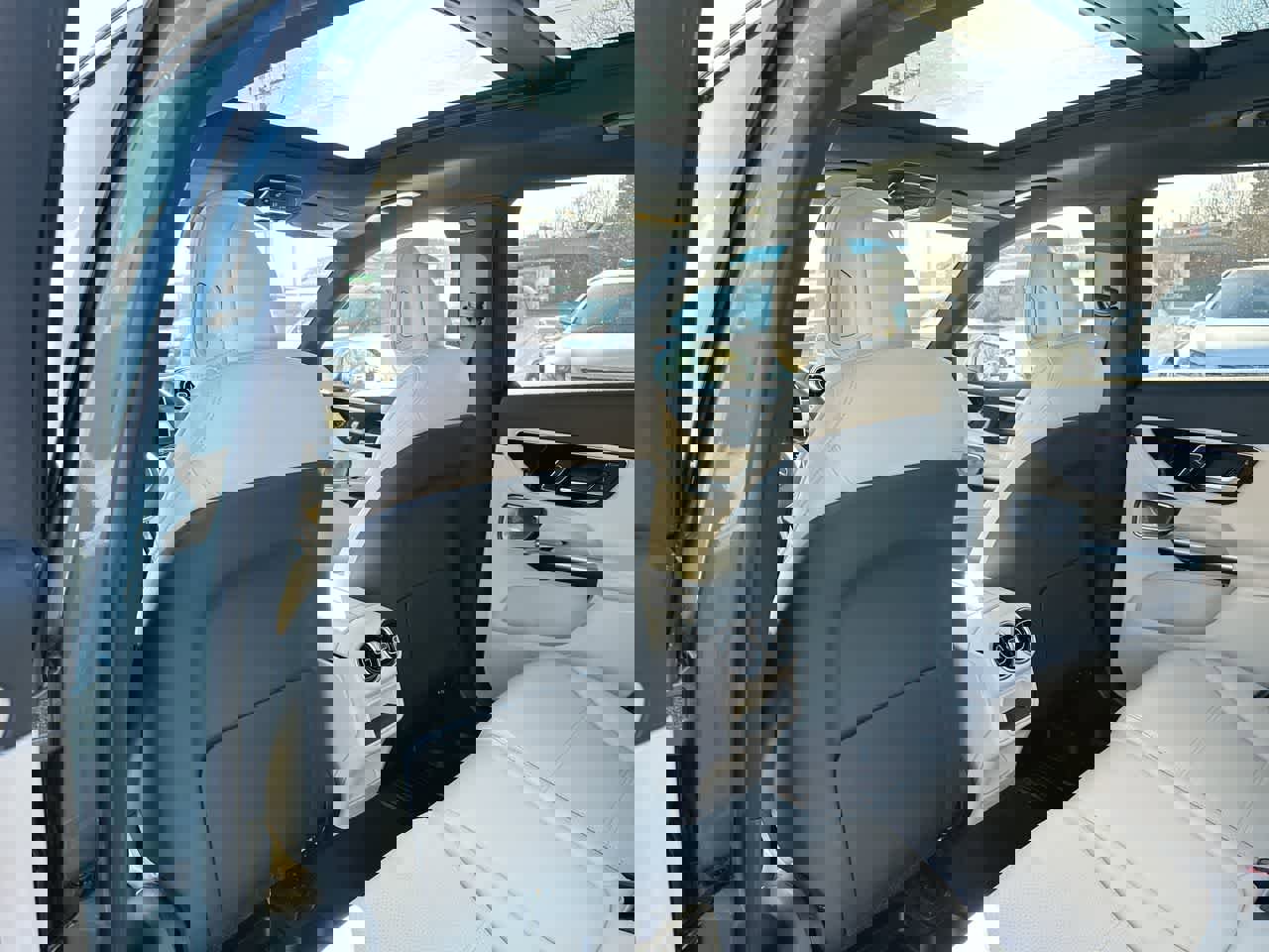 Used 2025 Mercedes-Benz GLC 300 4MATIC image 23