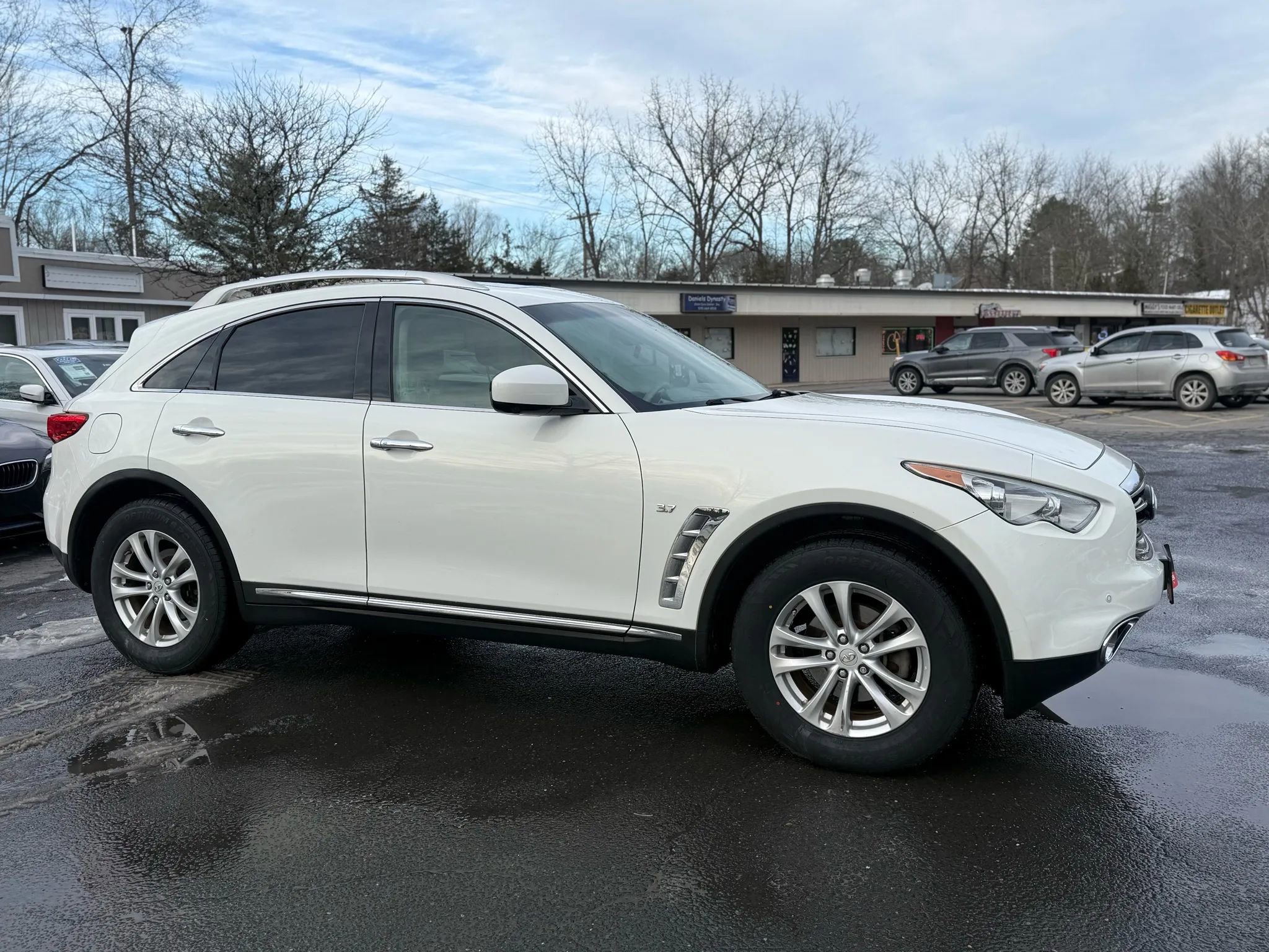 Used 2016 INFINITI QX70 3.7 Sport Utility 4D w/ Premium Package image 4