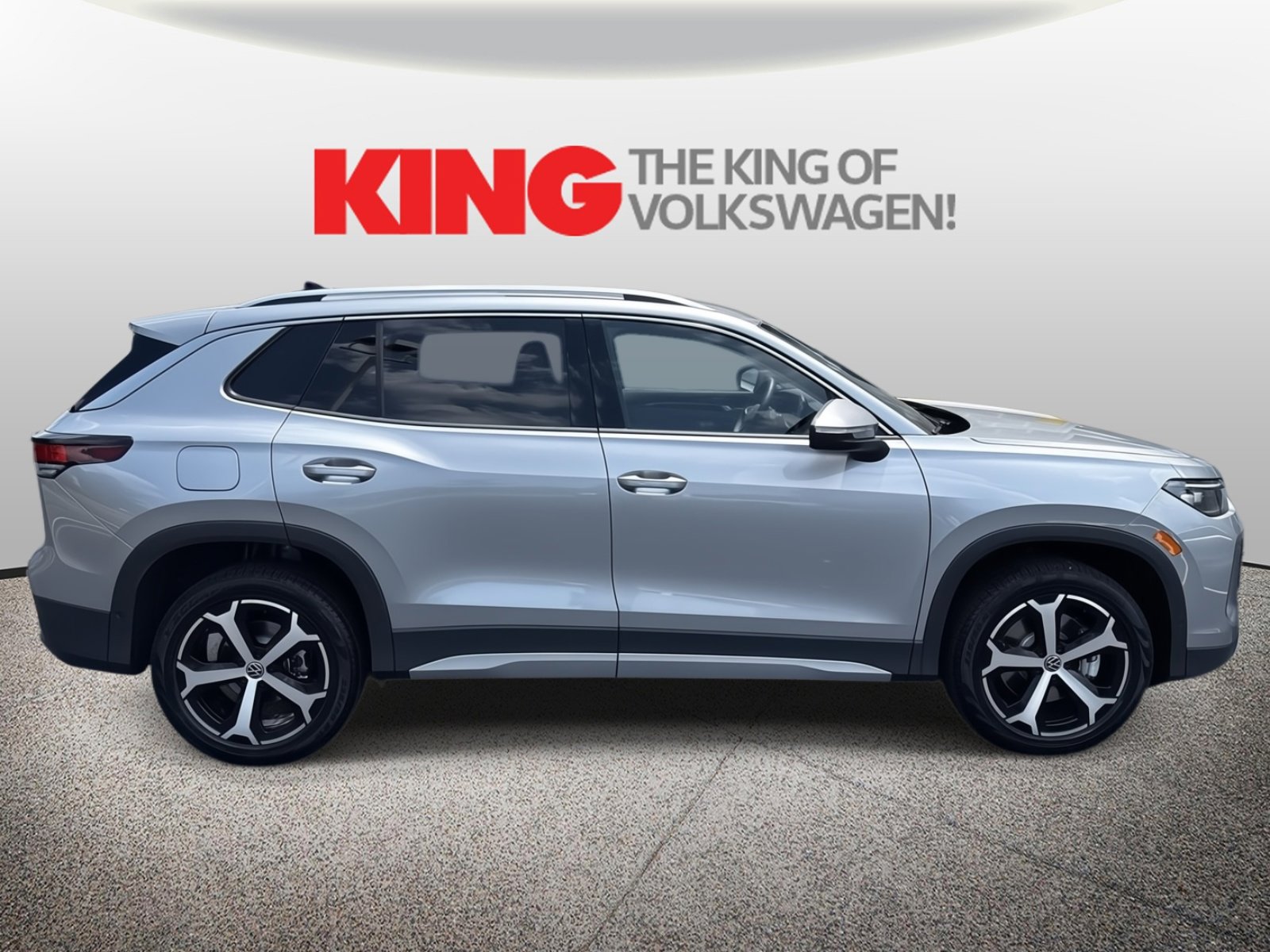 New 2025 Volkswagen Tiguan SE image 2