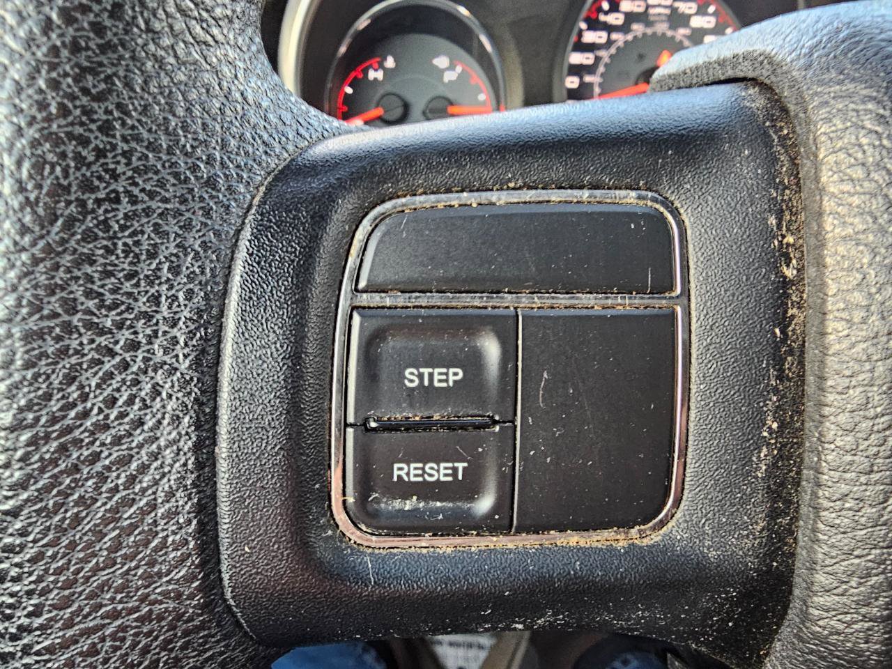 Used 2013 Dodge Avenger SE image 33