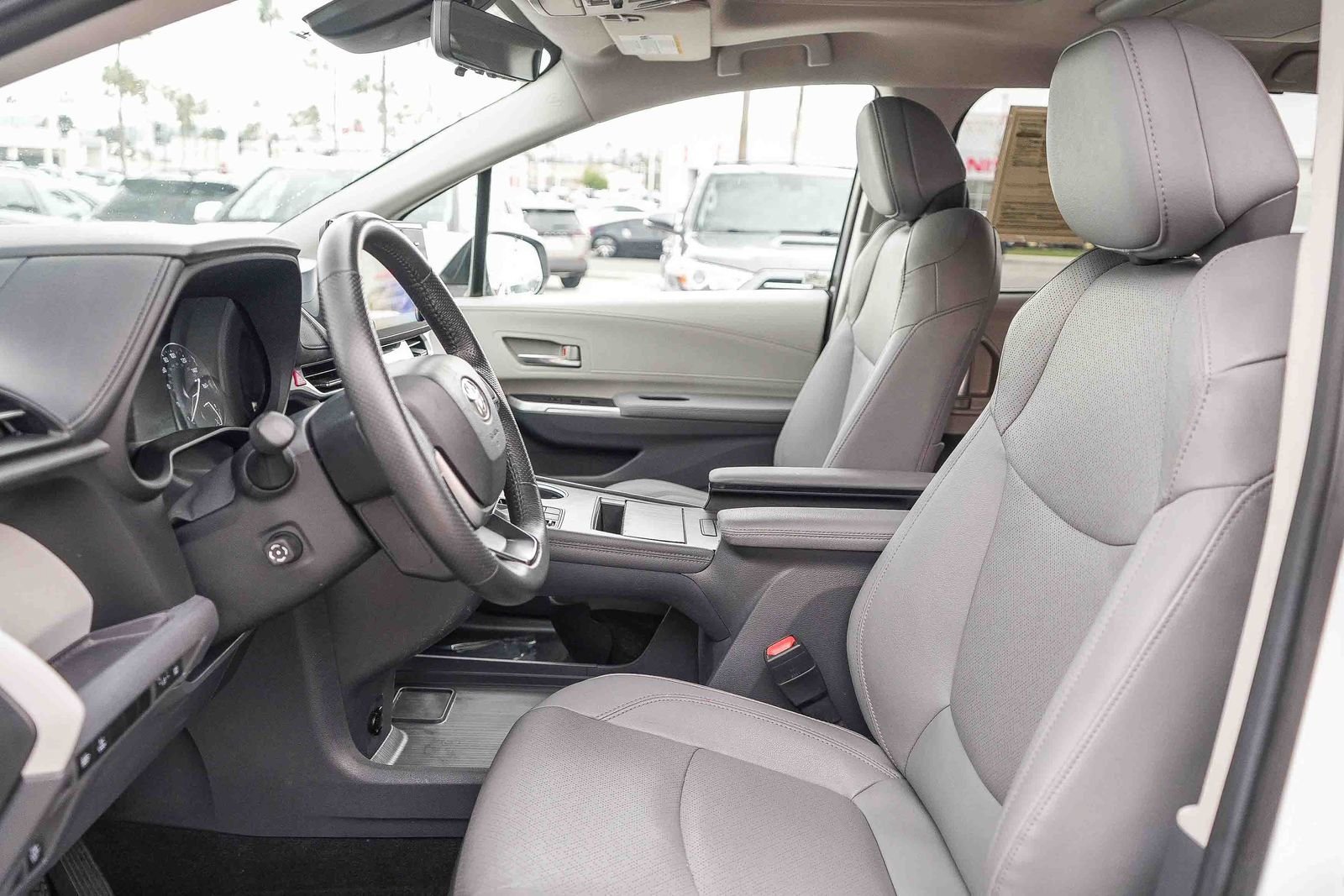 Certified 2024 Toyota Sienna Limited AWD/4WD image 17