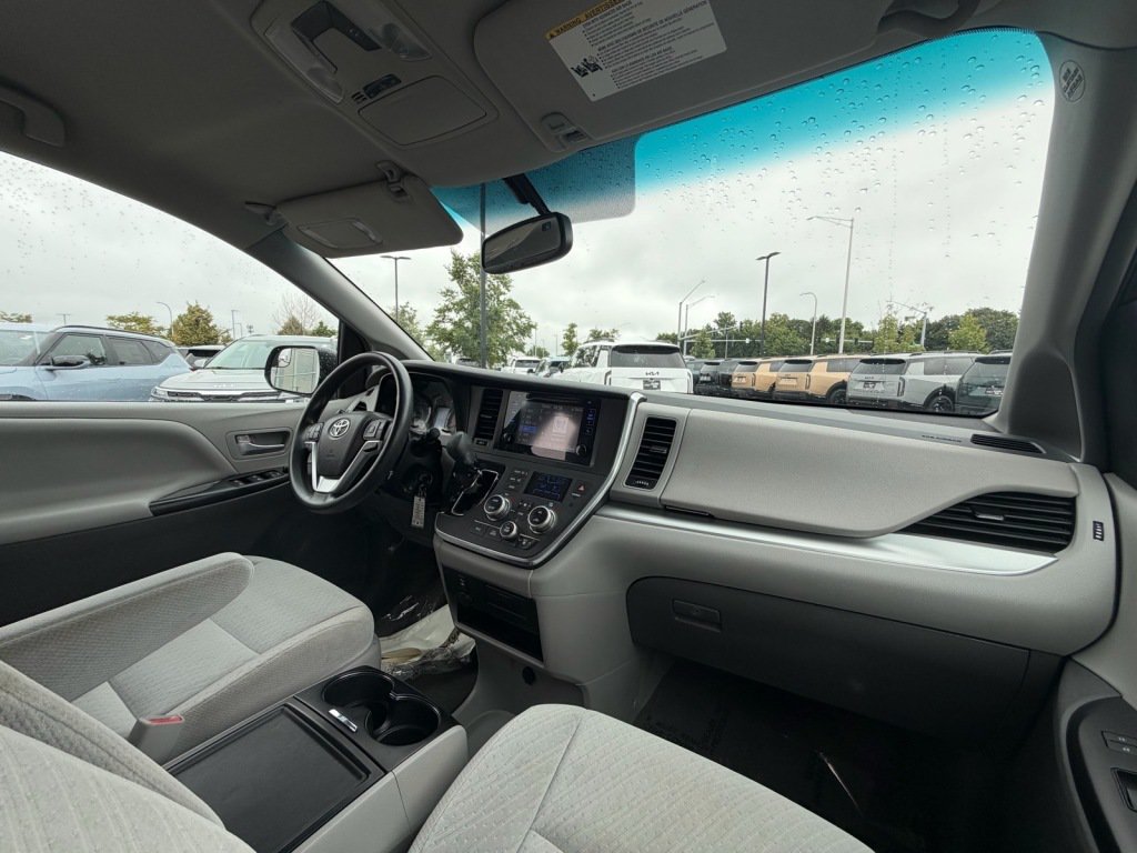 Used 2017 Toyota Sienna LE FWD image 11