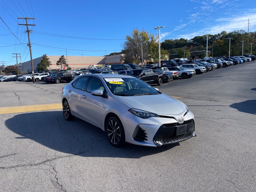 Used 2017 Toyota Corolla SE w/ SE Premium Package FWD image 7