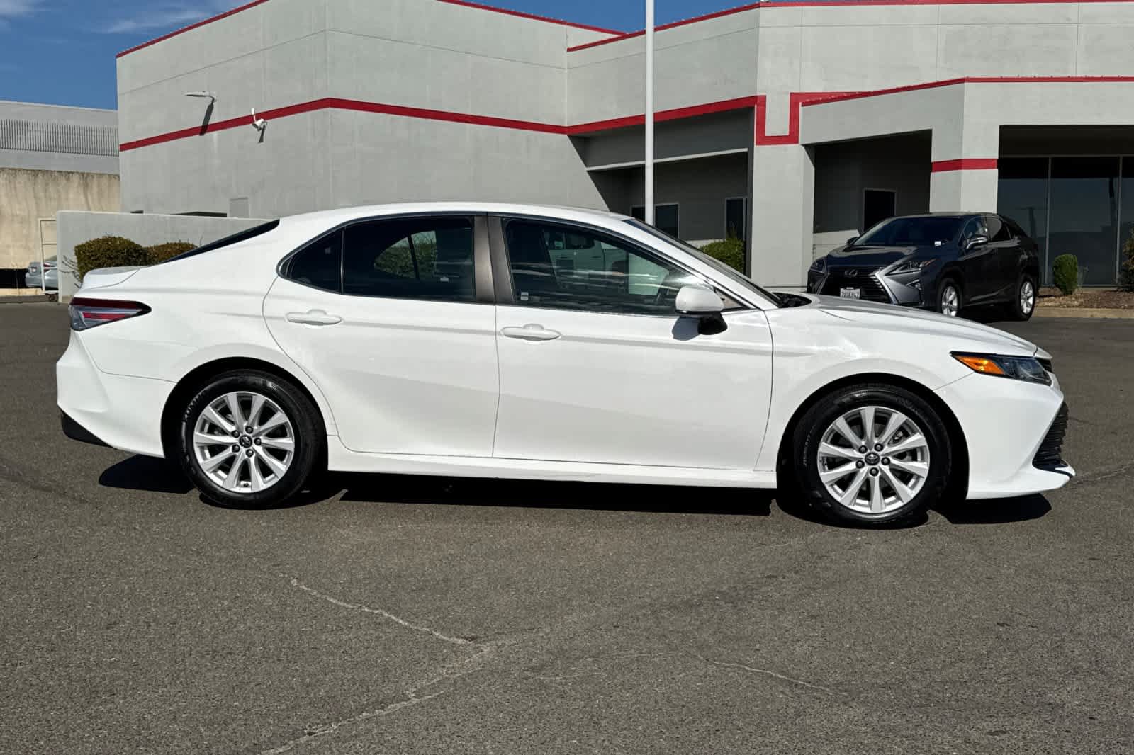 Used 2018 Toyota Camry LE FWD image 6