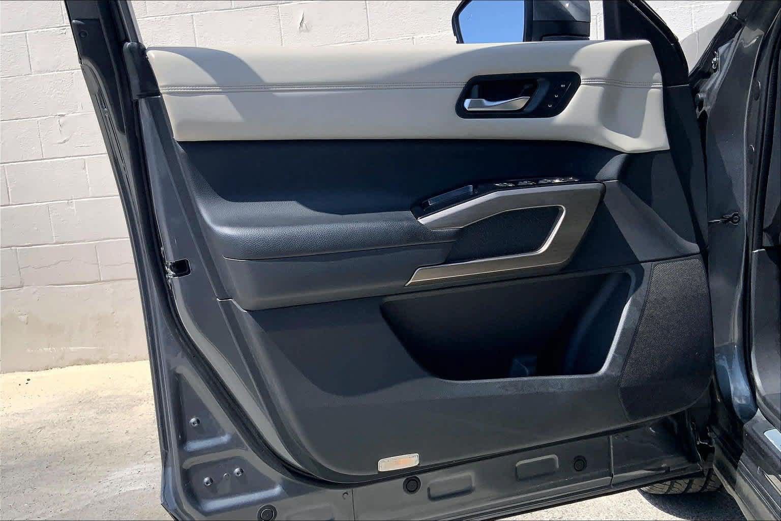 Used 2022 Nissan Pathfinder Platinum w/ Cargo Package FWD image 27