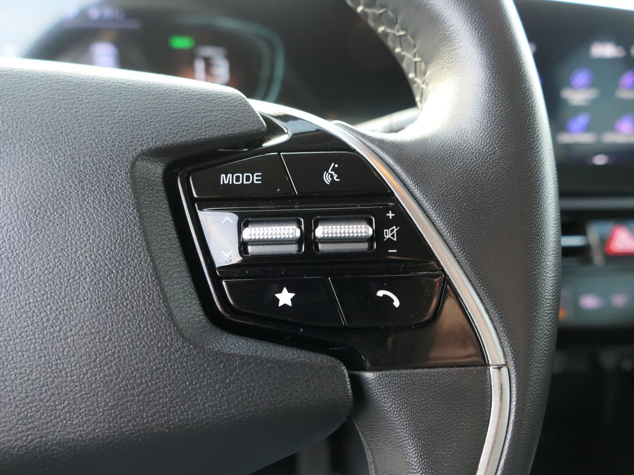 Used 2023 Kia Niro EX image 19