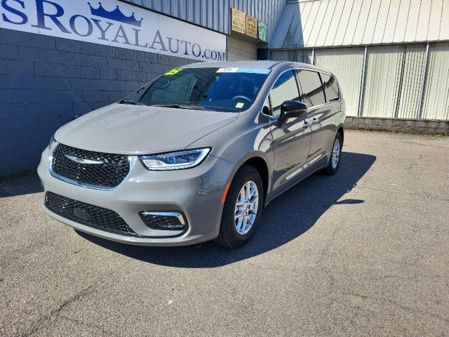 Used 2025 Chrysler Pacifica Select FWD image 2