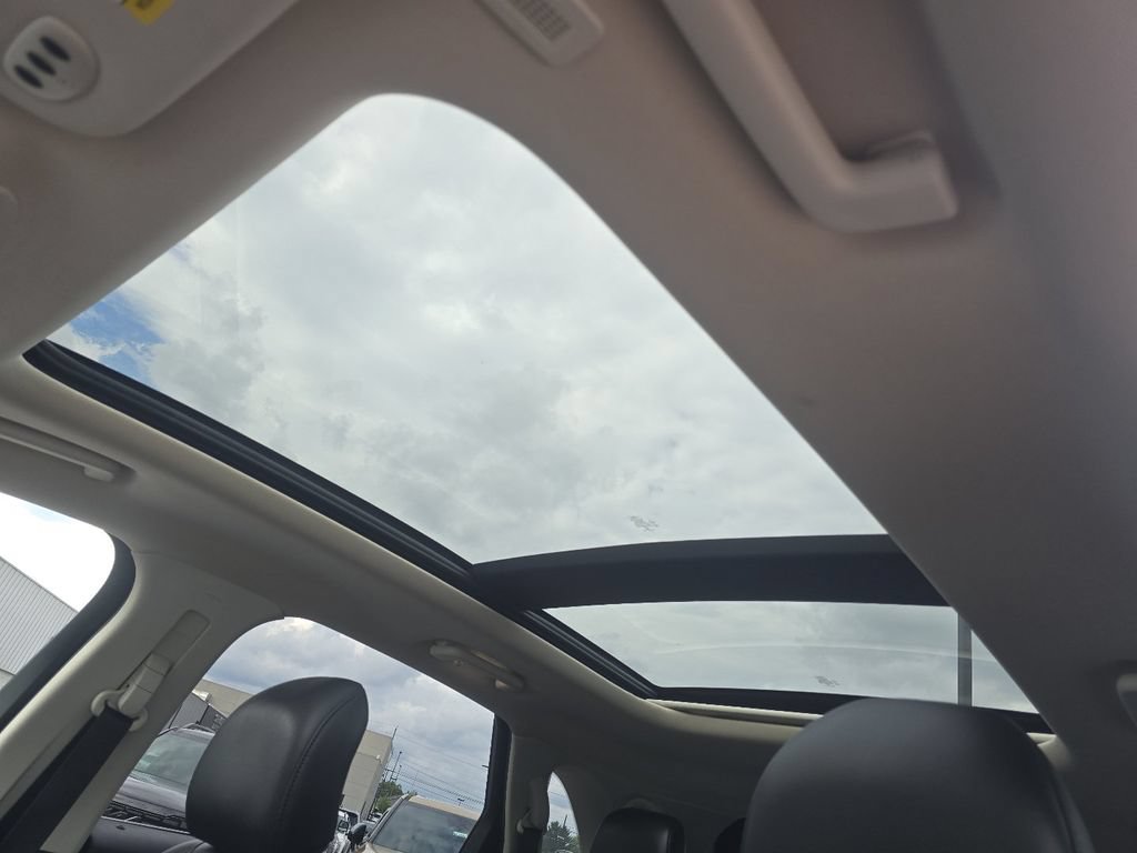 Used 2019 Ford Edge Titanium w/ Equipment Group 301A FWD image 3