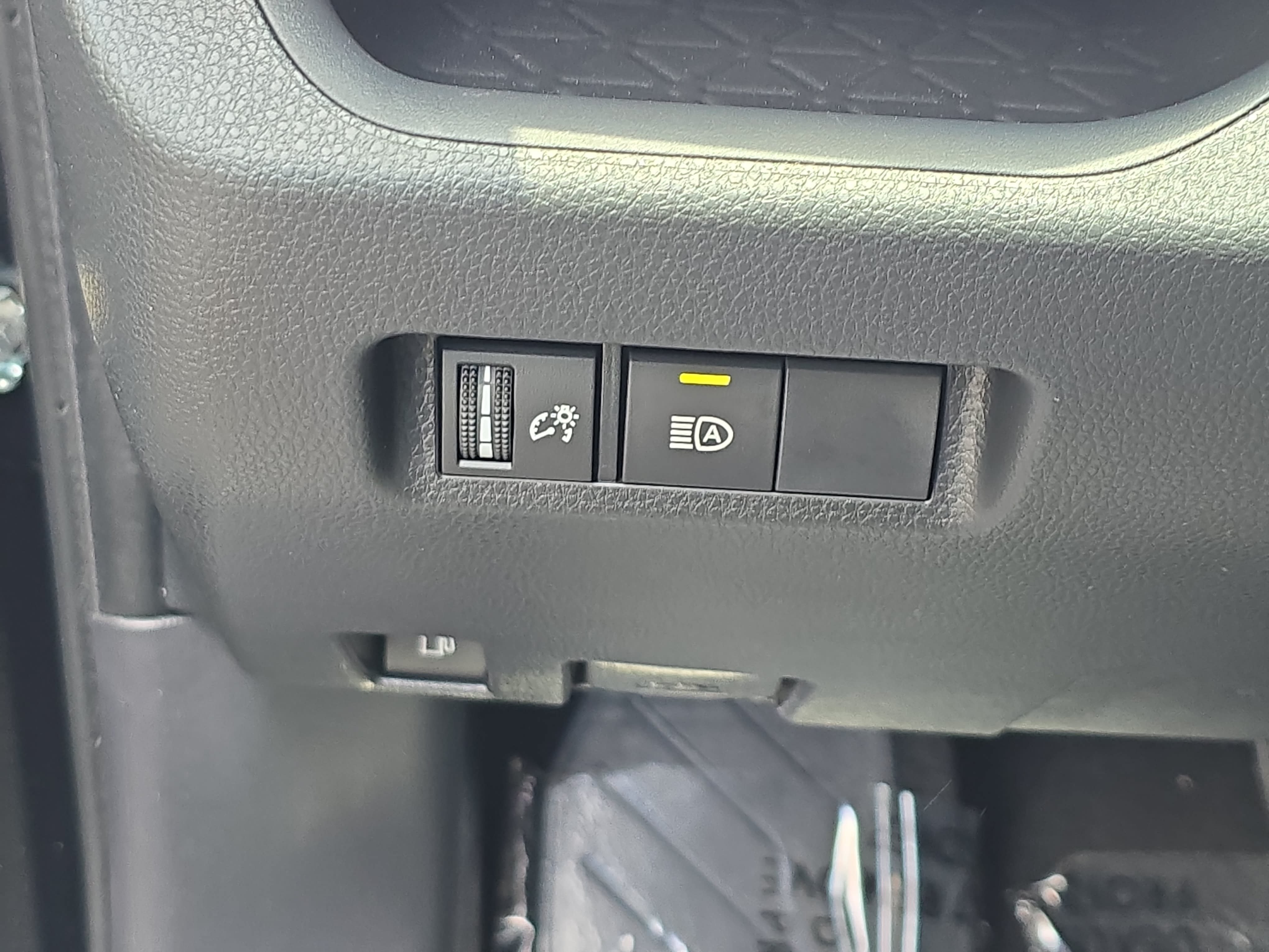 Used 2025 Toyota RAV4 LE AWD/4WD image 25
