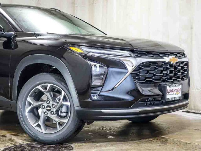 New 2026 Chevrolet Trax LT w/ LT Convenience Package FWD image 3