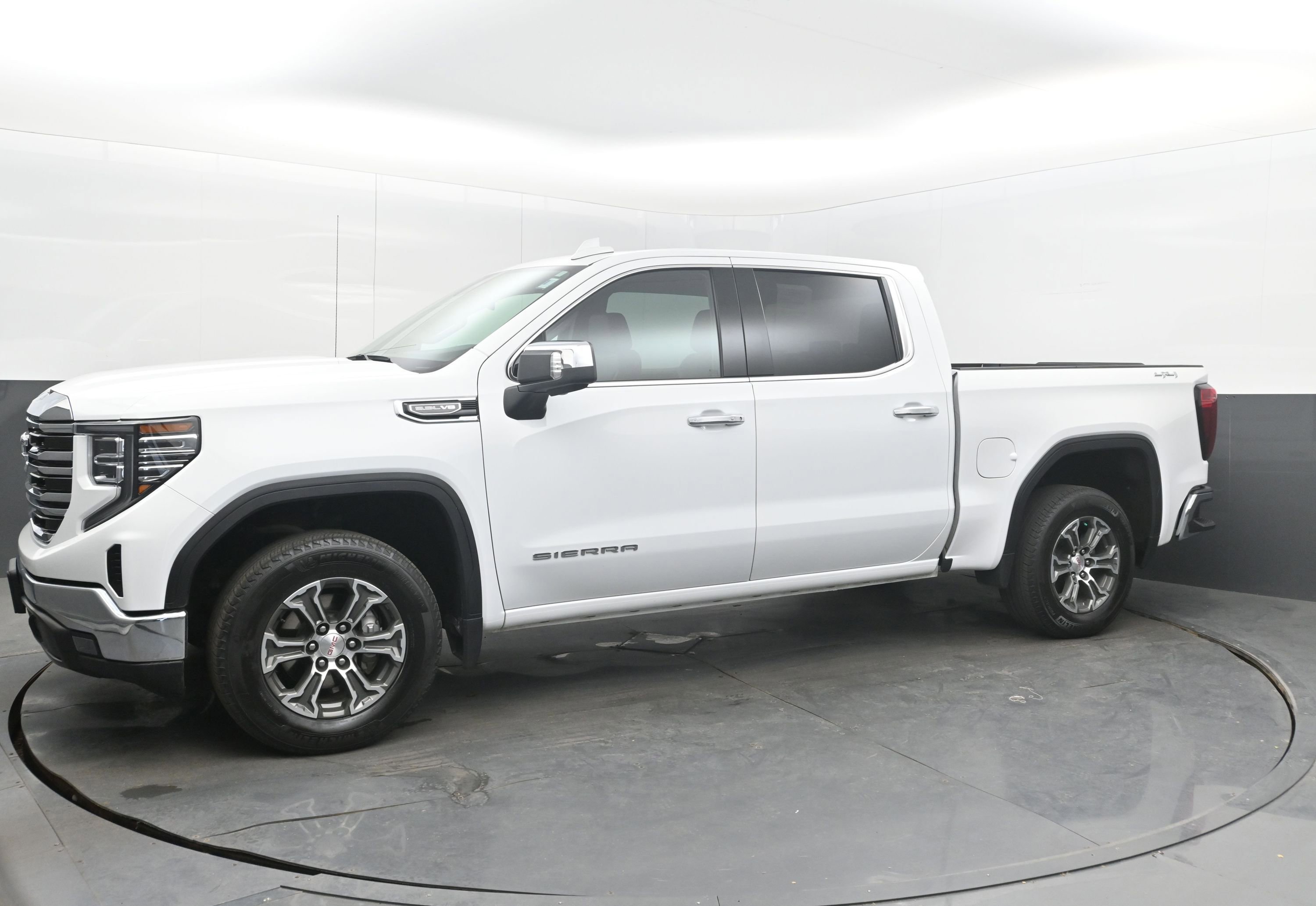 Used 2025 GMC Sierra 1500 SLT image 4