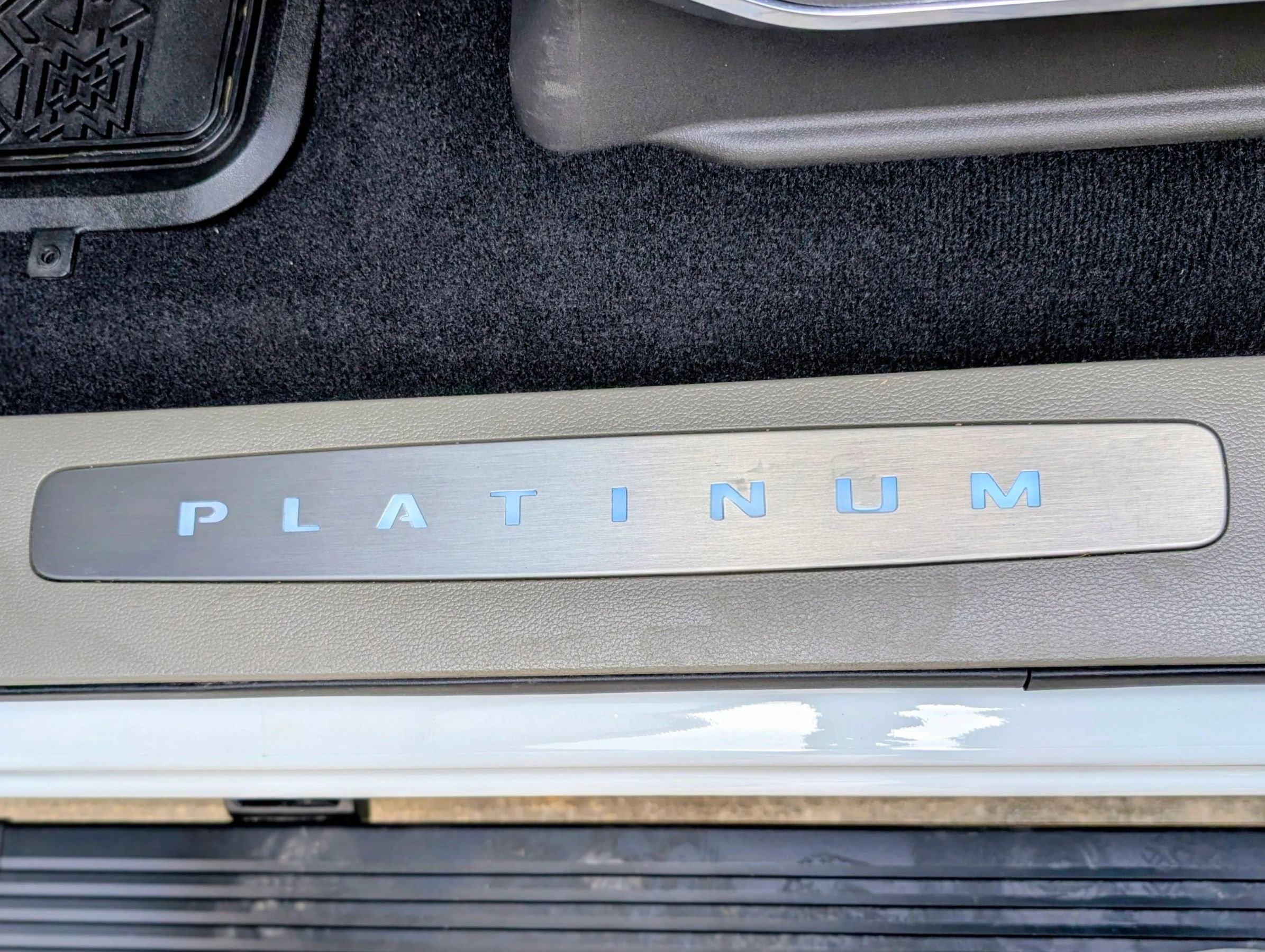 Used 2025 Ford F250 Platinum w/ Platinum Plus Package image 11