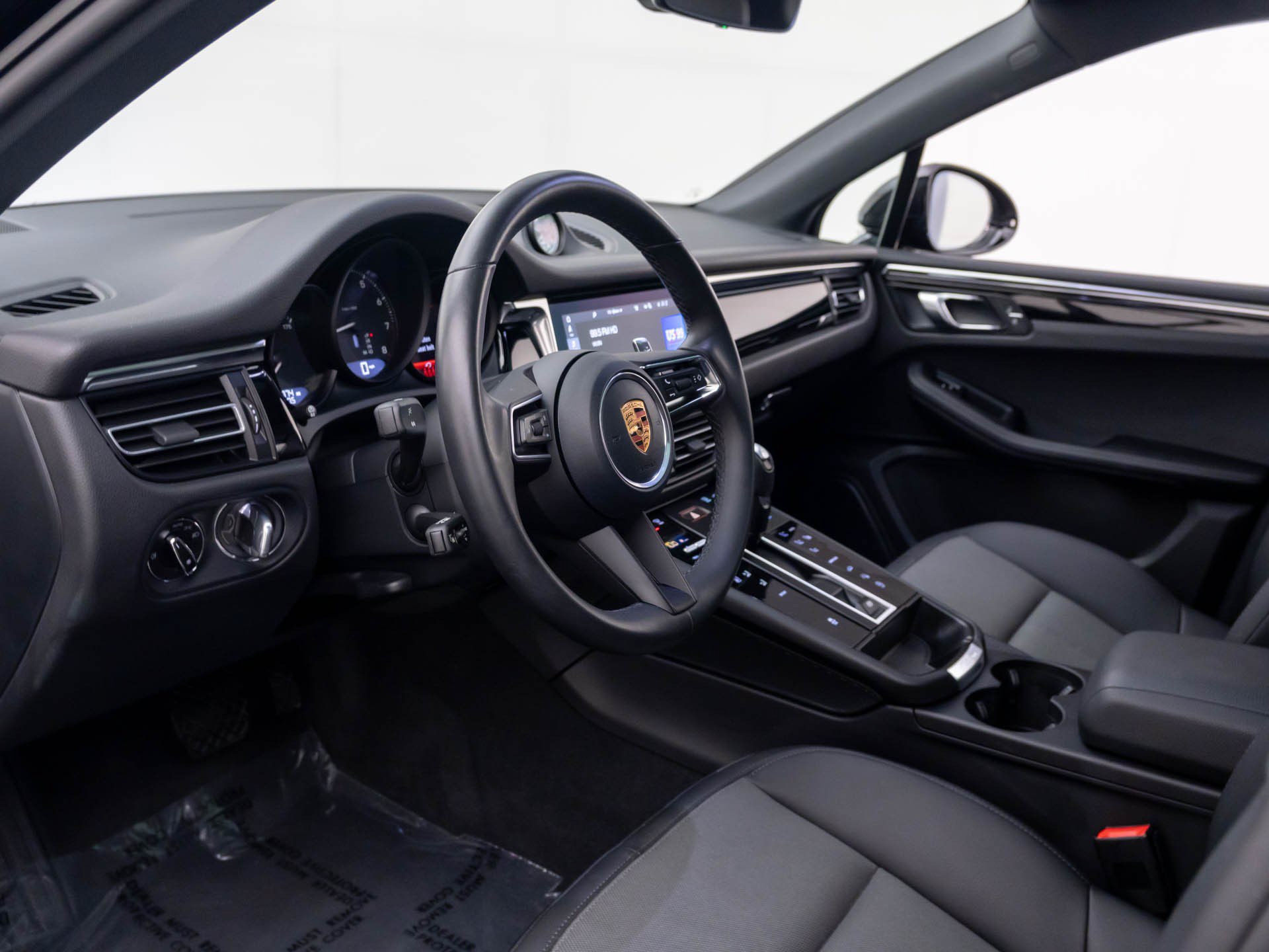 Certified 2026 Porsche Macan AWD/4WD image 4