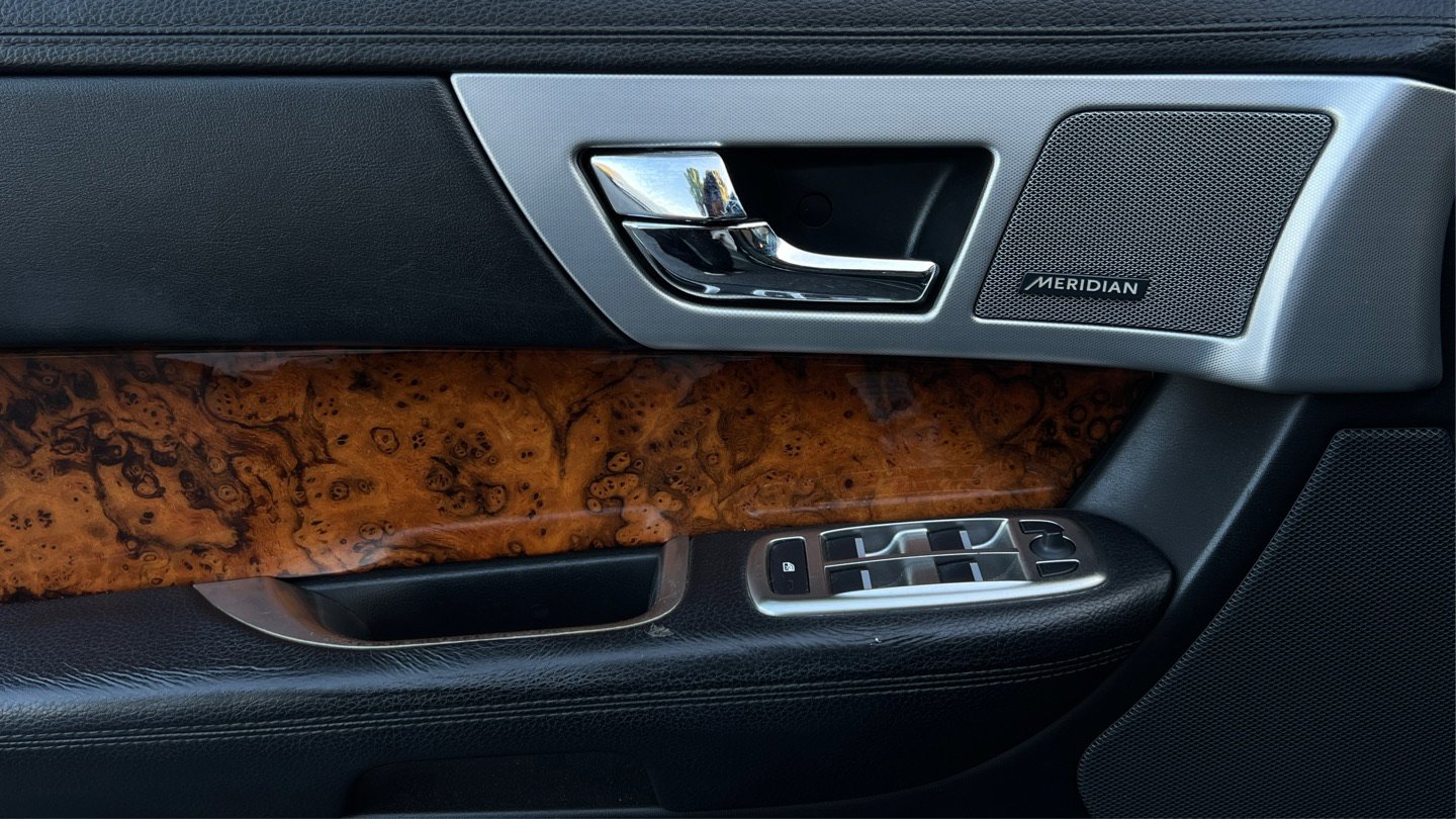 Used 2015 Jaguar XF Premium RWD image 40